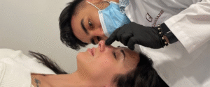 Dr. Gonzalo Álvarez realizando una rinomodelación con ácido hialurónico en consulta estética facial en Madrid